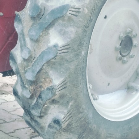 ટેક્ટર નામોટા ટાયર સે 40%સે...કી