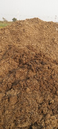 2 ઢગલા દેશી ખાતર નાં સે