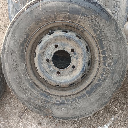 બોલેરાના. ટાયર ને  વીલ પ્લેટ. સહીત