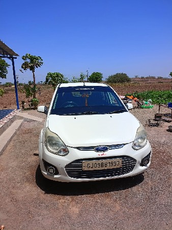 ફોર વ્હીલ વેચવાની છે