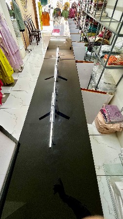 કપડાની દુકાન માટે ટેબલ વેચવાના છે