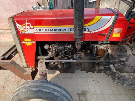 ટ્રેક્ટર વેચવાનું છે