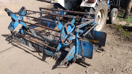 શણા‌ મગ‌ અડદ‌ વાઢવાનુ‌ મશીન