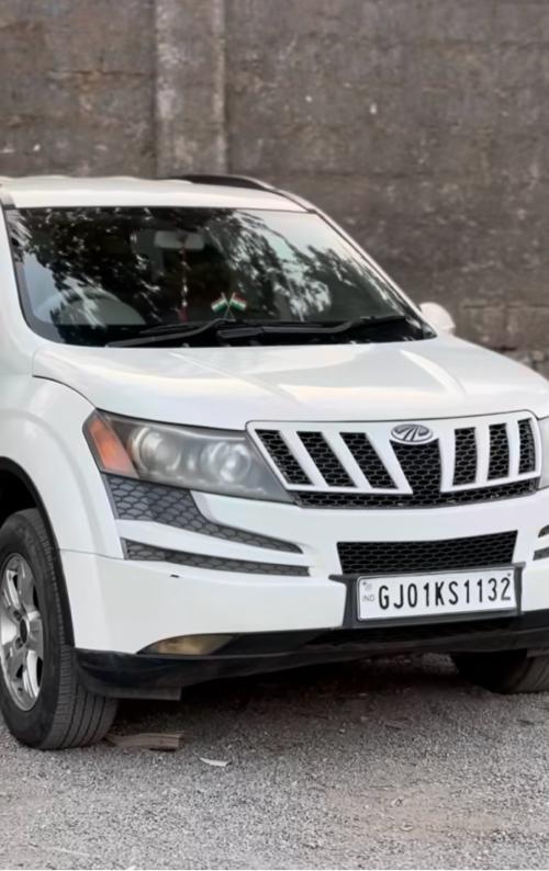 Make :- mahindra 
Model : Xuv (500) [w8]
Year 2012/13
Owner 2
Fuel Disel 
Colour pearl white’
Tayre- new
Non accident 
With extra accessories 
Price 3,25,000 fix
