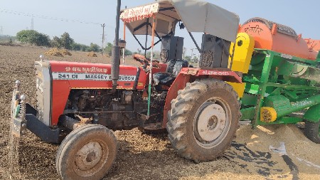 આ ટ્રેક્ટર વેચવાનૂ છે.