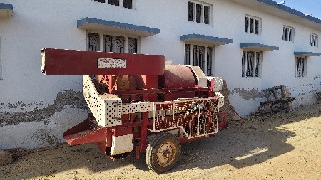 સમ્રાટ નુ થ્રેશર વેચાણનું છે.