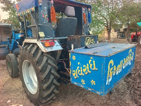 लोडर चार टायर नवा