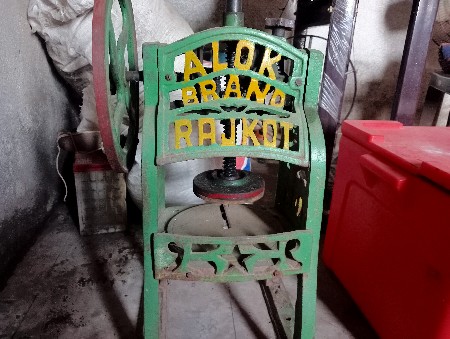 ગોલા બનાવવા નું મશીન વેચવા નું સે