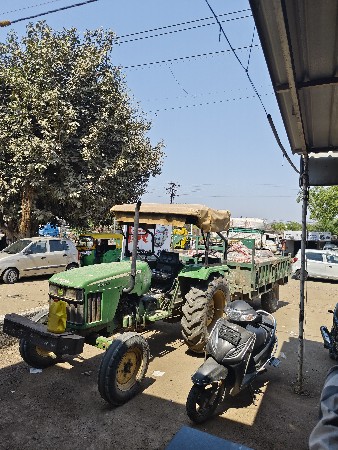 જોન્ડિયર ટ્રેક્ટર અને ટ્રોલી