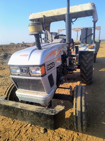 એક હાથે ચાલેલું સે ટ્રેક્ટર ને ટોલી