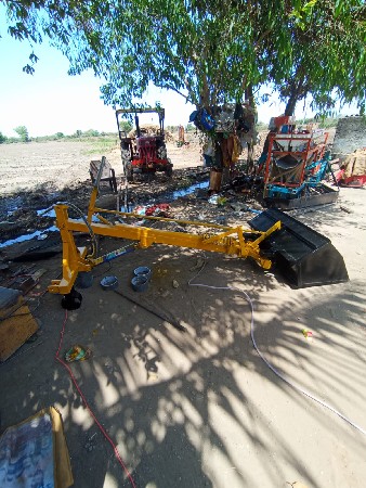 ખાતર અને ચારો ભરવાના લોડર