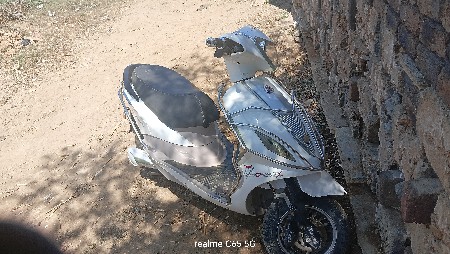 વેચવાનું છે battery aur scooter