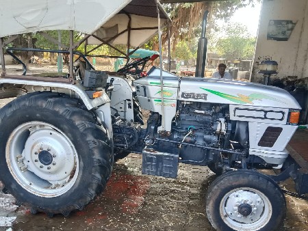 ટ્રેક્ટર વેચવા નું છે