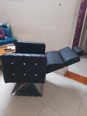 બ્યૂટી પાર્લર ચેર વેચવાની છે