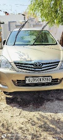 Innova 7 સિટર કાર વેચવાની છે.