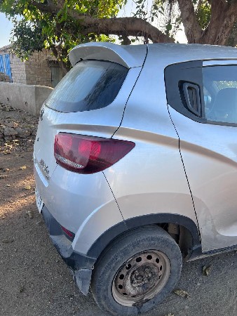 KUV 100 ગાડી વેચવાની છે