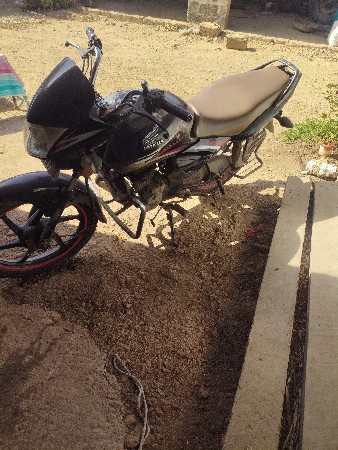 ગાડી વેચવાની છે....
 350000.