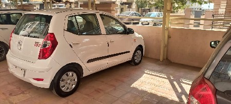 ફોર વ્હીલ-કાર વેચવાની છે