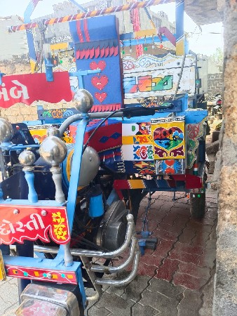 રીક્ષા વેશવાની છે