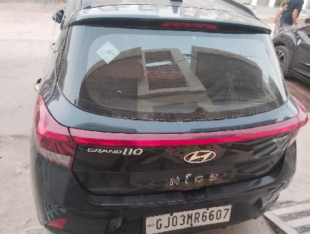 ફોર વ્હીલર વેચવાની છે.