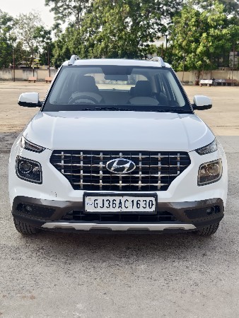 વેન્યૂ ફોર વ્હીલ વેચવાની છે