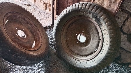 ગાડુ નાં ટાયર ને પ્લેડ બંને