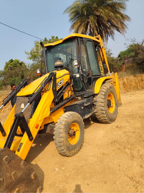 🚜 JCB 3DX👆🏻 
📆 મોડલ - 2018
💵 કિંમત - 17.75
📲 - Navnit Bhai Jalu - 9978422265
                                                7575042065