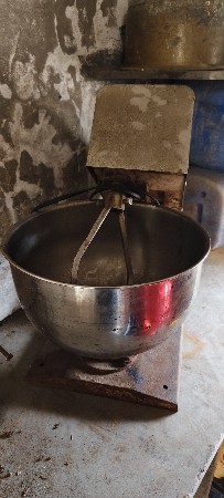લોટ બાંધવાનું મશીન