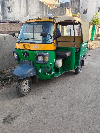 અતુલ રીક્ષા વેચવાની છે મૉડલ.