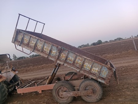 કિસાન કંપનીનું ફોરવીલ ટેલર વેચવાનું