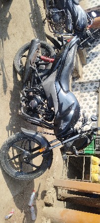 લિવો ગાડી વેંચવા ની છે