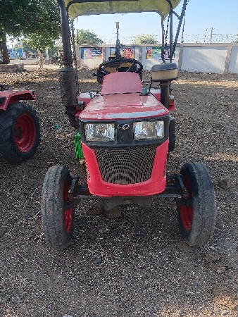 yuvraj 215 2 ટ્રેક્ટર હાજર