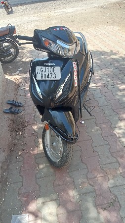 આ એક્ટિવા વેચવાનું છે.