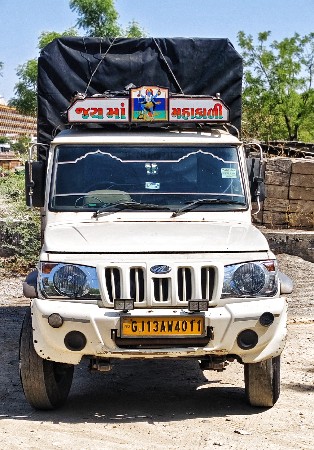 બોલેરો પીક અપ વેચવાની છે