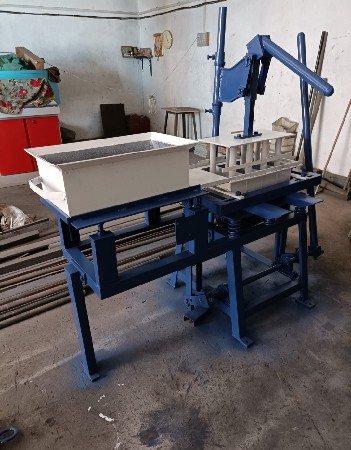 સિમેન્ટ બ્લૉક બનાવવાનું મશિન