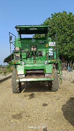 જૉન ડીયર હાર્વેસ્ટર મશીન