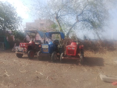 આઇસર મહેન્દ્રા અને યુવરાજ 215
