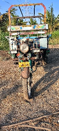 સેકડો રિક્ષા બેસવા ની  છે