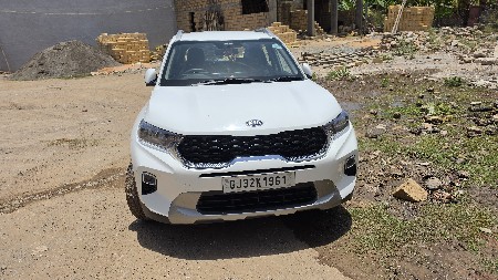 ફોર વ્હિલ કાર વેચવાની છે.