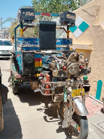 વેચવાની છે