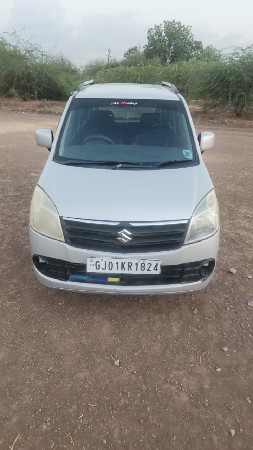 ફોર વ્હીલ કાર વેચવાની છે