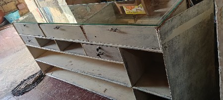 કાઉન્ટર કાચવાળુ વેચવાનું છે
