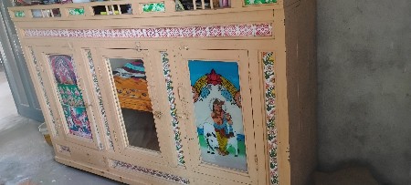 લાકડા નિ કબાટ વેચવા નુ છે