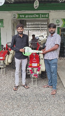 શીંગડા વારૂ ટેકટર વેચવાનું છે
