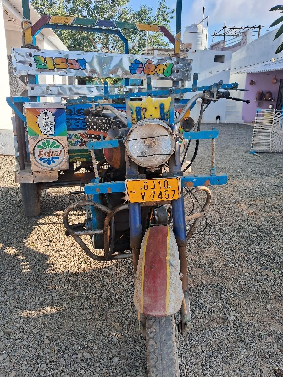 છકડો રીક્ષા વેંચવાની છે