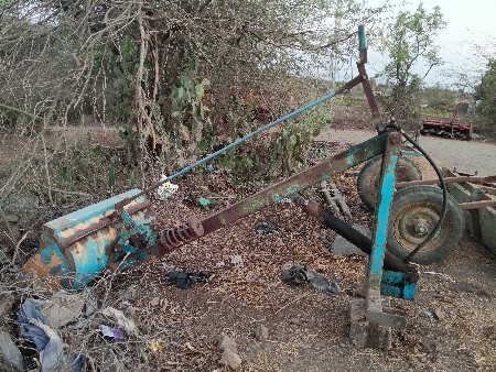 ખાતર ભરવા ની પાછડ નુ લોડર