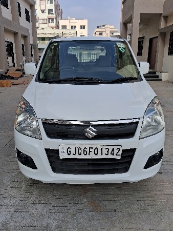 ફોર વ્હીલ-કાર વેચવાની છે