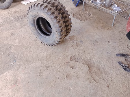 જેસીબી કંપનીના ટાયર વેચવાના છે