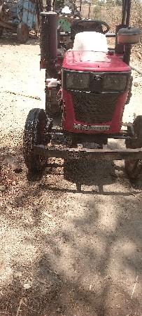 મહિન્દ્રા યુવરાજ 215