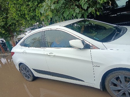 ફોર વ્હીલ-કાર વેચવાની છે